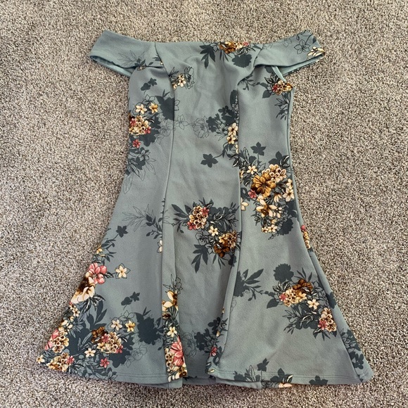 3/$30 bundle Floral Mini dress - Picture 4 of 6